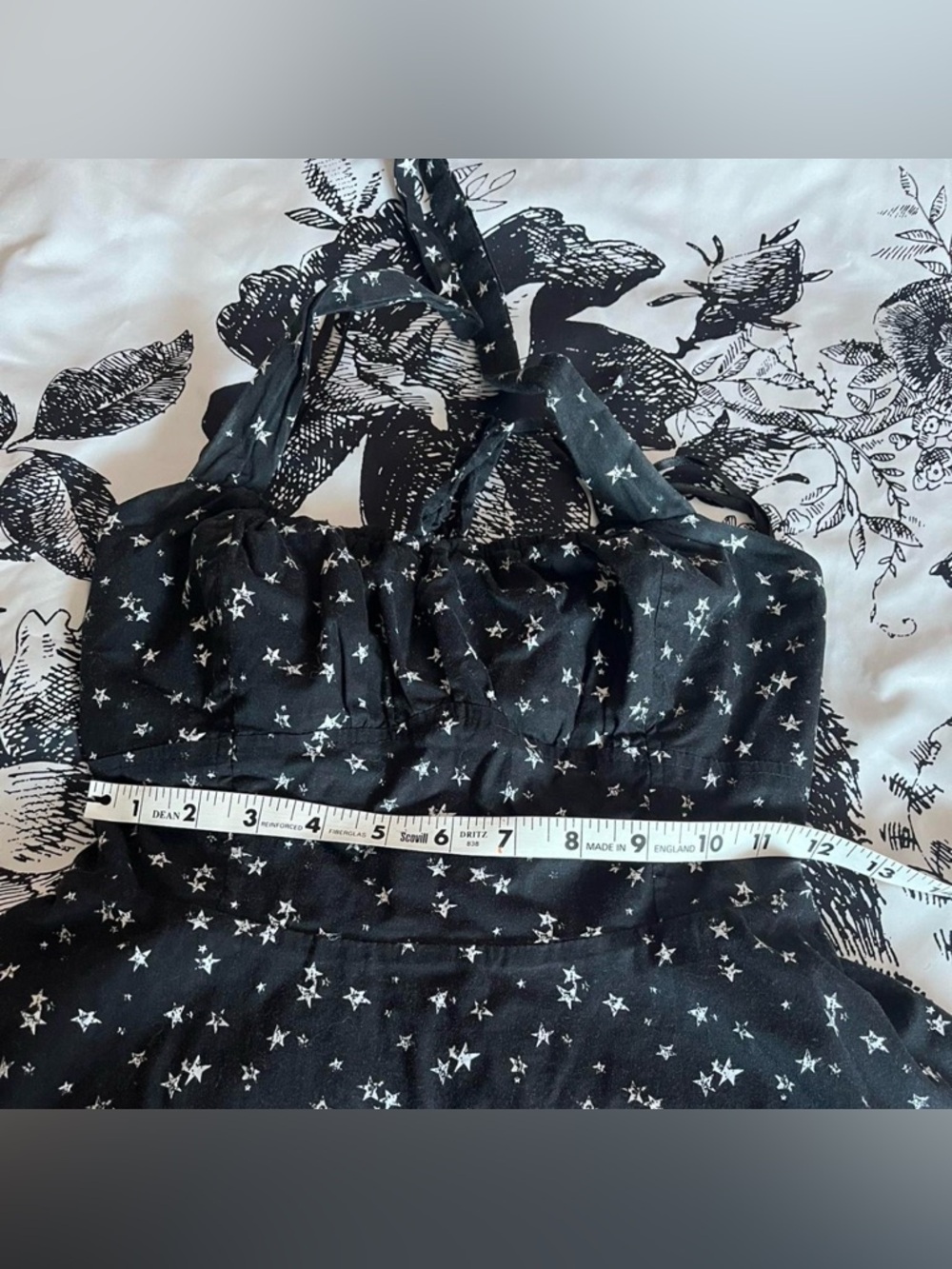 Hot Topic midi dress covered in an all-over star print - Picture 7 of 8